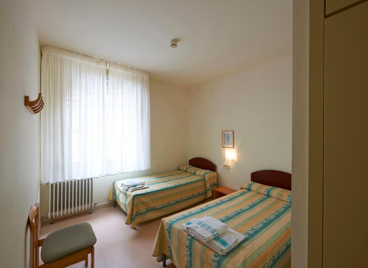 Apartamentos Montserrat Abat Marcet ภายนอก รูปภาพ