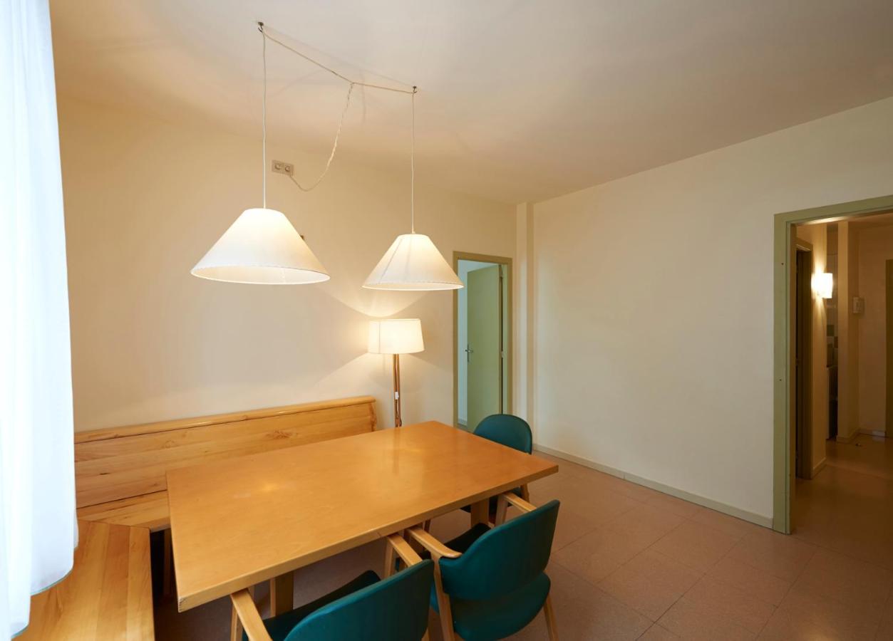Apartamentos Montserrat Abat Marcet ภายนอก รูปภาพ