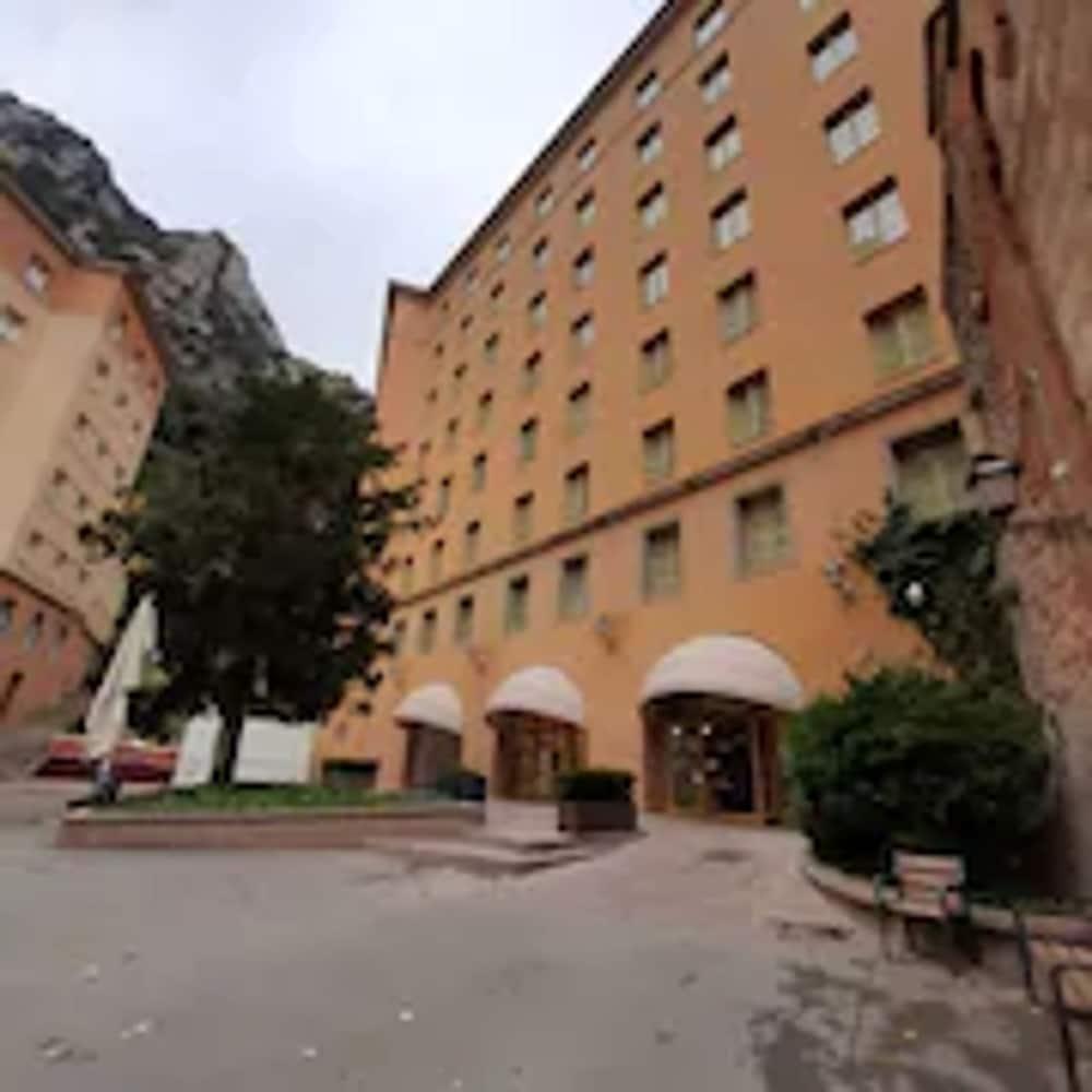 Apartamentos Montserrat Abat Marcet ภายนอก รูปภาพ