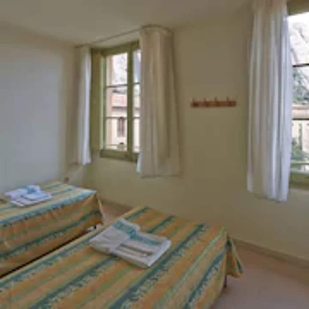 Apartamentos Montserrat Abat Marcet ภายนอก รูปภาพ