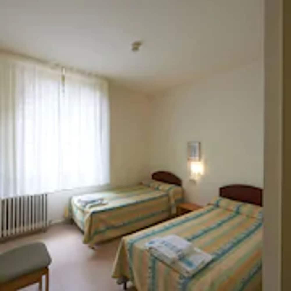 Apartamentos Montserrat Abat Marcet ภายนอก รูปภาพ