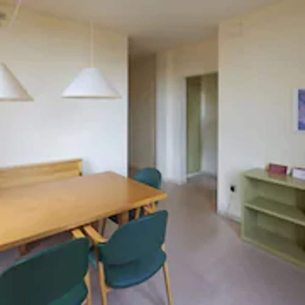 Apartamentos Montserrat Abat Marcet ภายนอก รูปภาพ