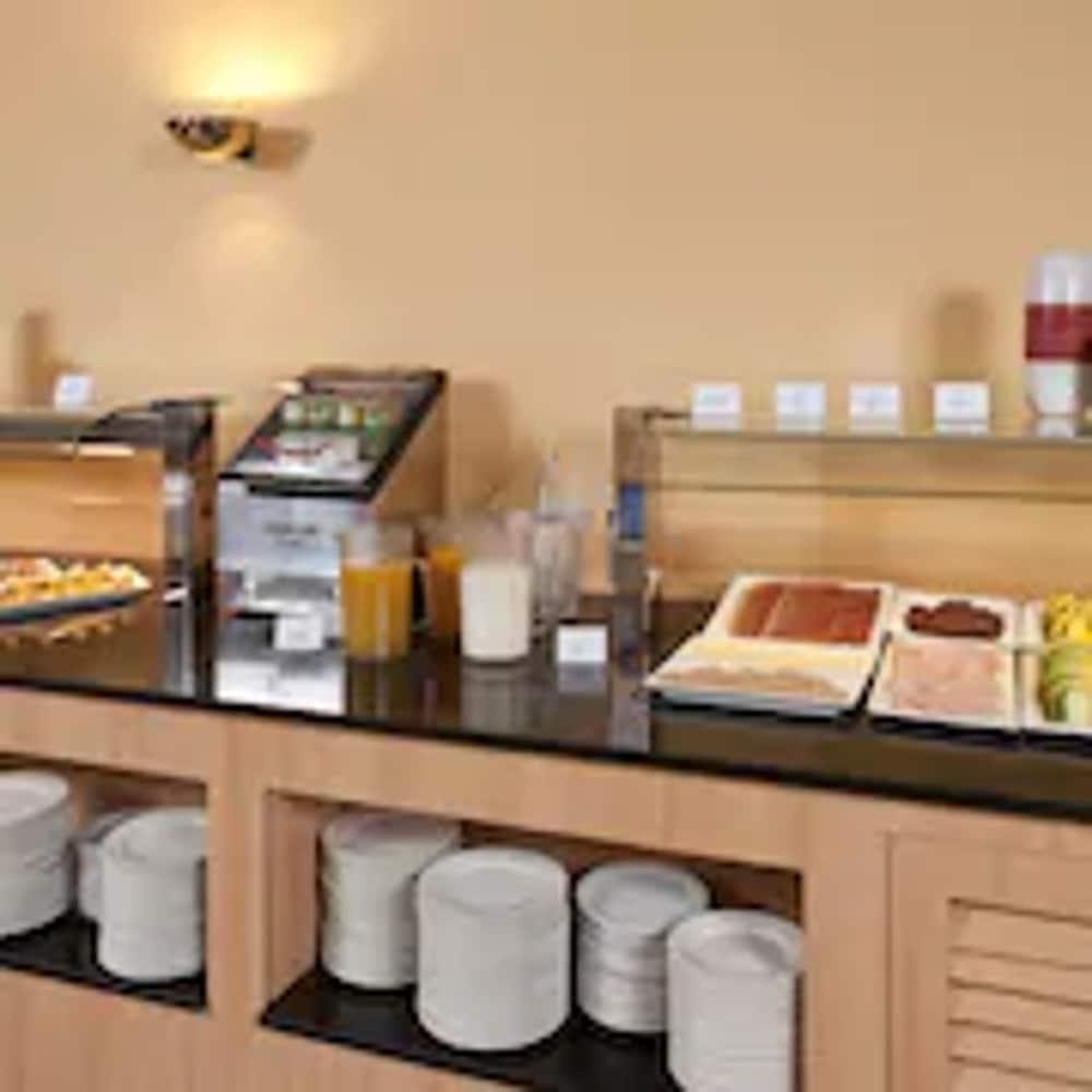 Apartamentos Montserrat Abat Marcet ภายนอก รูปภาพ