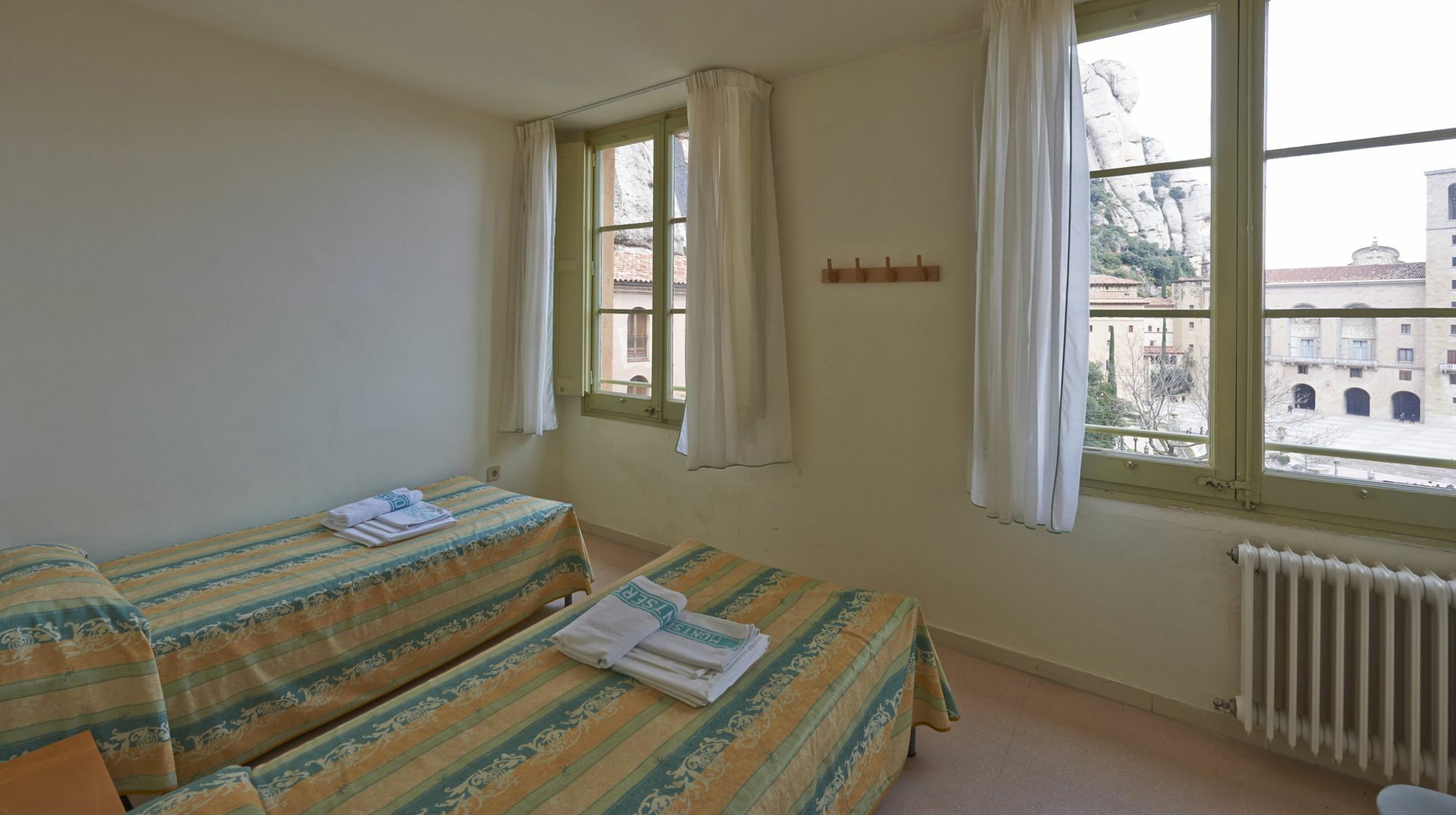 Apartamentos Montserrat Abat Marcet ภายนอก รูปภาพ