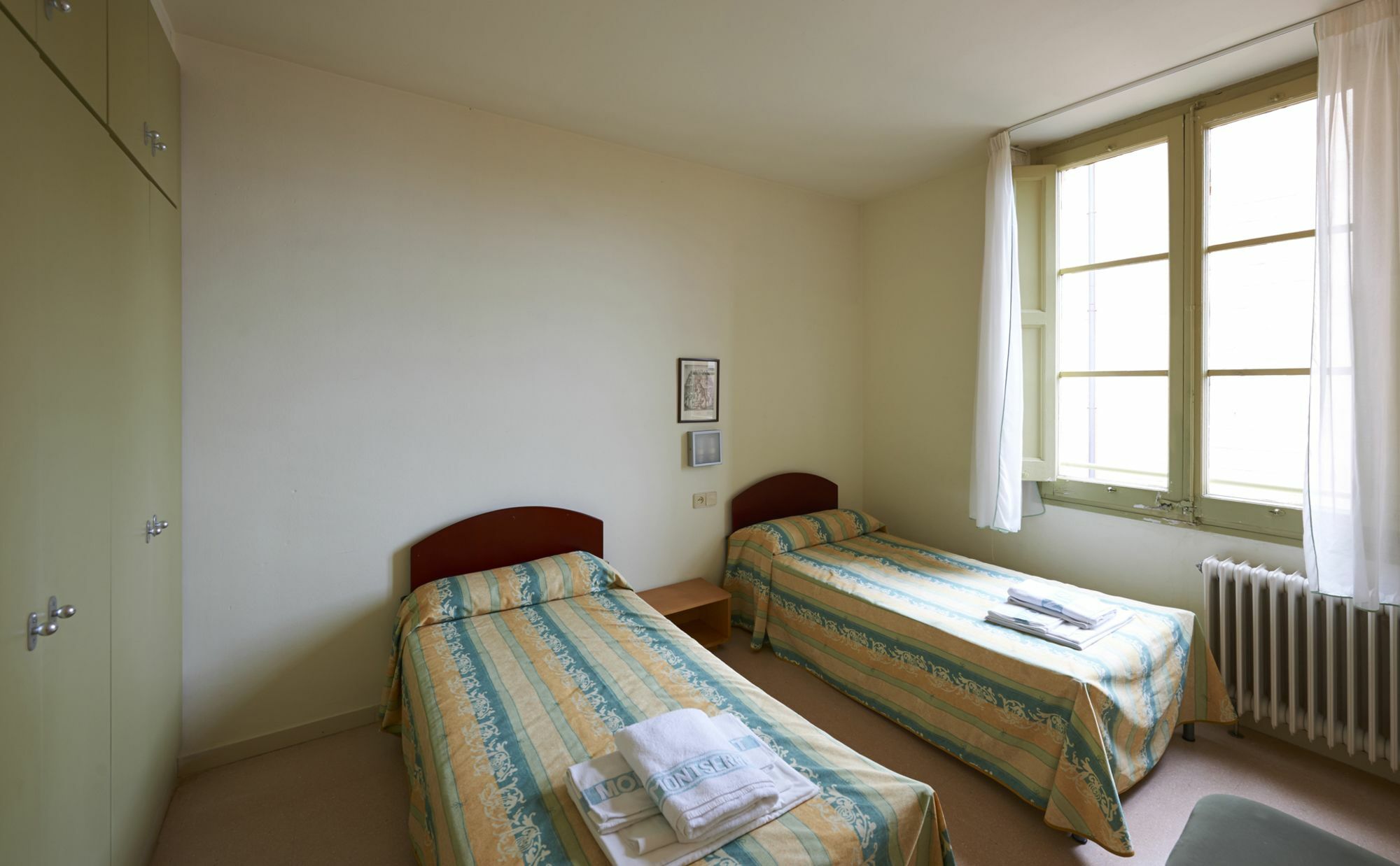 Apartamentos Montserrat Abat Marcet ภายนอก รูปภาพ